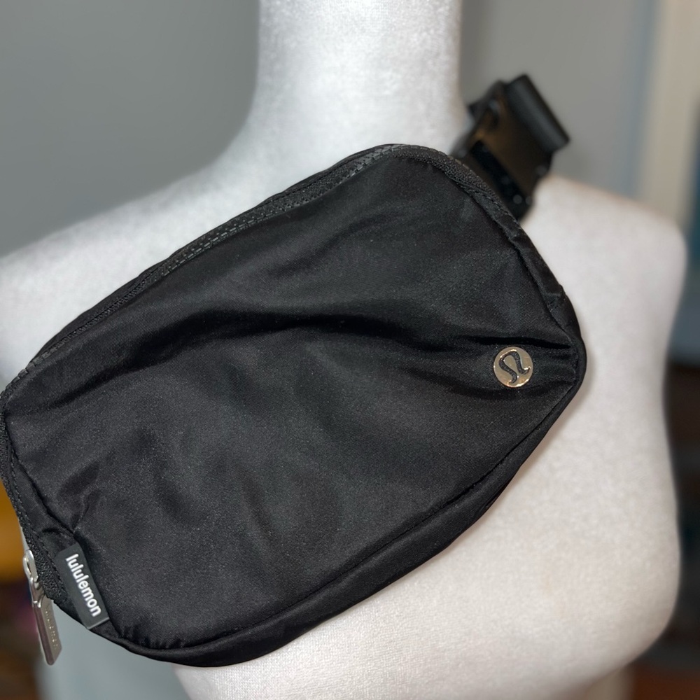 Lululemon athletica Crossbody Bag black like new UNISEX